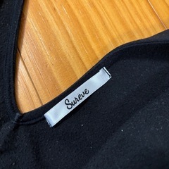 Sureve ブラック Vネック ワンピースの画像