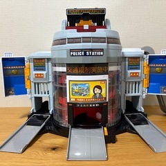 トミカ ぐるっと変形！DXポリスステーションの画像