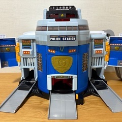 トミカ ぐるっと変形！DXポリスステーションの画像