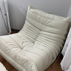 【50周年記念カラー】ligne roset TOGO（リーンロゼ トーゴ）ソファ  ベージュ　パフセットの画像