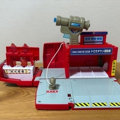 トミカ ワールド ぴゅぴゅっと消火!おしごと変形消防署 消防車 はたらく車の画像