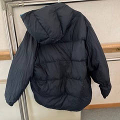 ユニクロ&JWアンダーソン コラボレーションによるリバーシブルダウンジャケットの画像