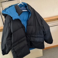 ユニクロ&JWアンダーソン コラボレーションによるリバーシブルダウンジャケットの画像