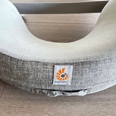 【美品】エルゴベビー　授乳クッション　グレーの画像