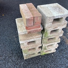 ブロック9個とレンガ少しの画像