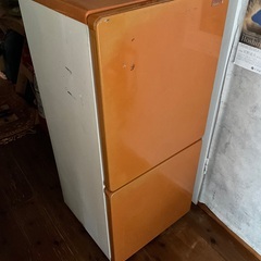 レトロなオレンジの冷蔵庫(ジャンク品です)の画像