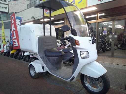 NO.5595　キャノピー ４サイクルエンジン　フューエルインジェクション車　三輪ビジネススクーター　屋根付き　ボックス付き　ホワイト　☆彡