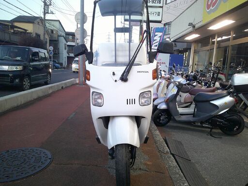 NO.5595　キャノピー ４サイクルエンジン　フューエルインジェクション車　三輪ビジネススクーター　屋根付き　ボックス付き　ホワイト　☆彡