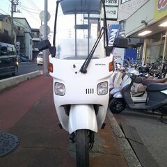 NO.5595　キャノピー ４サイクルエンジン　フューエルインジェクション車　三輪ビジネススクーター　屋根付き　ボックス付き　ホワイト　☆彡の画像