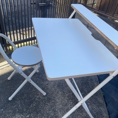 折りたたみ式机と椅子(白)の画像