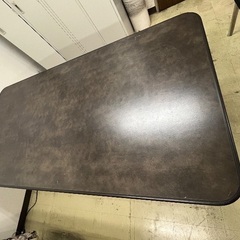 テーブルと椅子3脚の画像