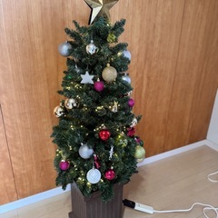 オシャレなクリスマスツリー🎄電球＋オーナメント付き140cmくらいの画像