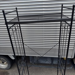 黒のハンガーラックの画像