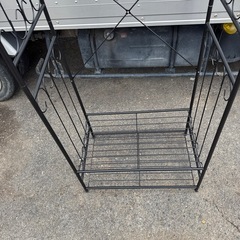 黒のハンガーラックの画像