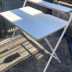 折りたたみ式机と椅子(白)の画像