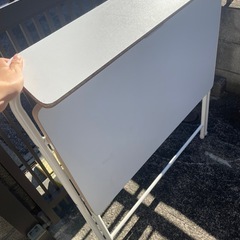 折りたたみ式机と椅子(白)の画像