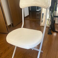 【引越しのためお譲りします】白クッション入りスツール 2脚セットの画像