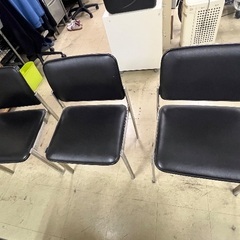 テーブルと椅子3脚の画像