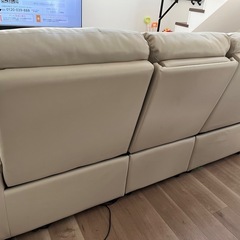 【美品・保証付】ニトリ　3人掛け電動合皮テーブル付きリクライニングソファ(Nビリーバ 抗ウイルスNシールドBE)の画像