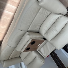 【美品・保証付】ニトリ　3人掛け電動合皮テーブル付きリクライニングソファ(Nビリーバ 抗ウイルスNシールドBE)の画像