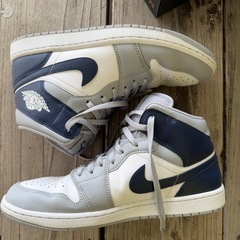 NIKE AIR JORDAN 1 MID (エアジョーダン 1 ミッド) 白/群青/灰色の画像