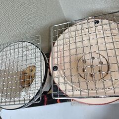 新品未使未使用２個売りミニ七輪　炭付きサイズ直径16㎝高さ11㎝　同サイズ赤と黒の画像