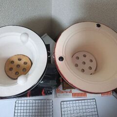 新品未使未使用２個売りミニ七輪　炭付きサイズ直径16㎝高さ11㎝　同サイズ赤と黒の画像