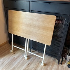 折りたたみテーブルの画像