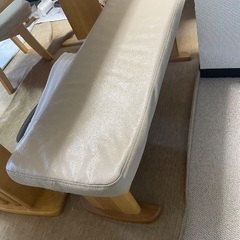 テーブルと椅子のセットの画像