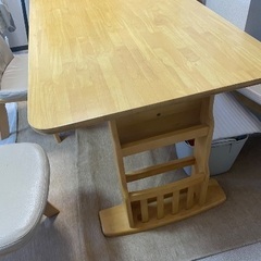 テーブルと椅子のセットの画像