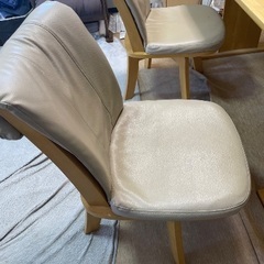 テーブルと椅子のセットの画像