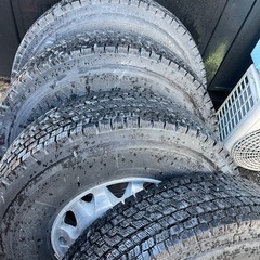 225/90r17.5 スタッドレス4本　　トラック
の画像