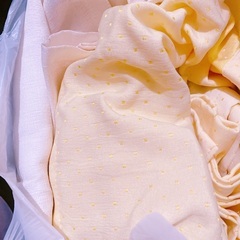 ニトリの黄色のカーテン２枚＋おまけカーテン？の画像