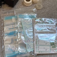 ピジョン電動搾乳機、母乳瓶と母乳パックの画像