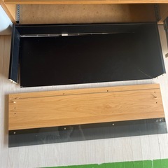 壊れたテレビボードの画像