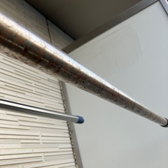 物干し竿2本セット 一本ハンガーハンガー掛け付き 使用感ありの画像