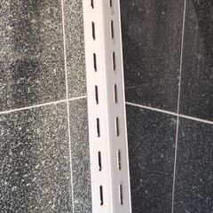 ラック、スチール4本と桜の突板５枚のラック、中古品の為、傷、スレあります。の画像