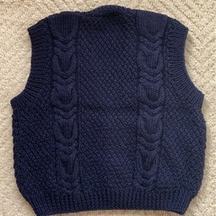 ②手編みベスト（男の子用）の画像