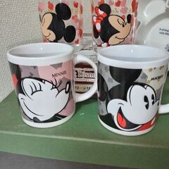 年末売りサービス品！！　未使用ディズニーミッキーマウス、ミニーマウスマグカップ2個とグラス2個とプレート1枚　　計５個セットの画像