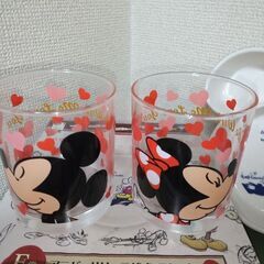 年末売りサービス品！！　未使用ディズニーミッキーマウス、ミニーマウスマグカップ2個とグラス2個とプレート1枚　　計５個セットの画像