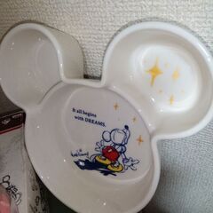 年末売りサービス品！！　未使用ディズニーミッキーマウス、ミニーマウスマグカップ2個とグラス2個とプレート1枚　　計５個セットの画像