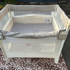 アップリカ　ココネルエアープラス　ホワイトベージュ　ベビーベッドの画像