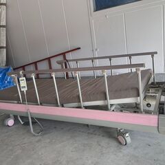 【電動介護ベッド／パラマウントベッド】 病院使用品・使用感あり／動作問題なしの画像