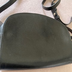 A.P.C. ショルダーバッグ　ブラックレザーの画像