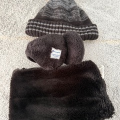 子供用 チャンピオン耳あて、ニット帽、スヌード3点セット 50円の画像