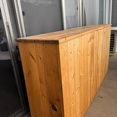 特注で作った木製のカウンターテーブルの画像