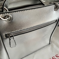 【無料】フランス購入　GUESSバッグ シルバーの画像