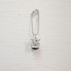 ハンドメイド レジンキーホルダー 球型 ハートの鍵穴 ブラックの画像