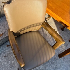 テーブルと椅子2脚の画像