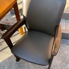 テーブルと椅子2脚の画像